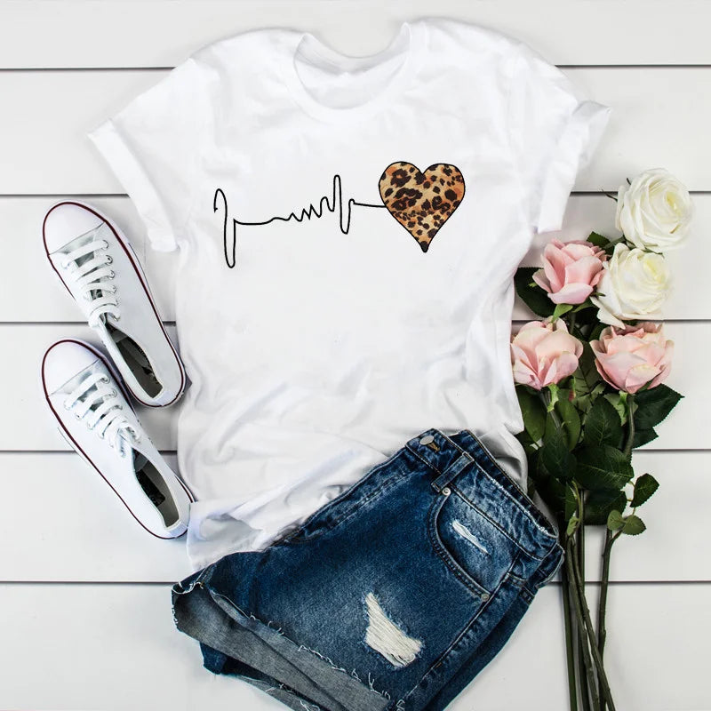 Camiseta Feminina Estilo Anos 90 com Estampa de Leopardo e Coração
