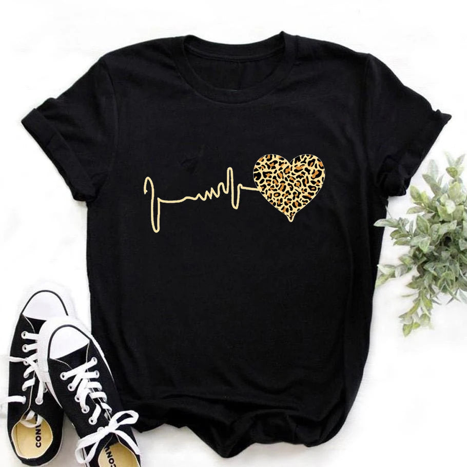 Camiseta Feminina Estilo Anos 90 com Estampa de Leopardo e Coração
